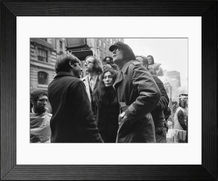 Framed Print : John Lennon and Yoko Ono, 1972 Framed Print : John Lennon and Yoko Ono, 1972