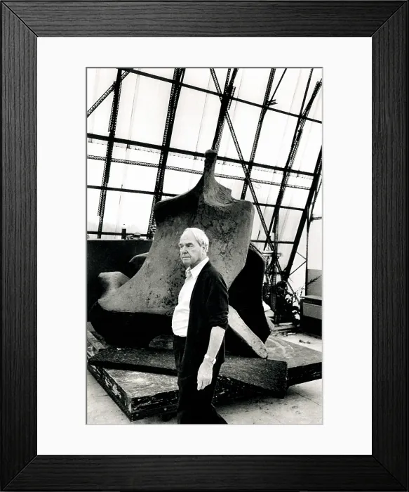 Framed Print : Henry Moore with His Sculpture, 1970 Framed Print : Henry Moore with His Sculpture, 1970
