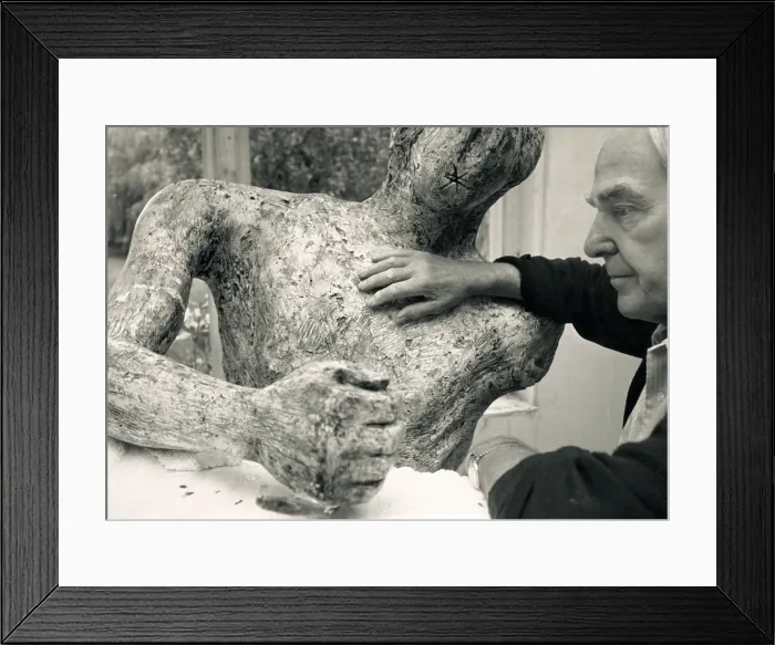 Framed Print : Henry Moore with One of His Sculptures, 1970 Framed Print : Henry Moore with One of His Sculptures, 1970