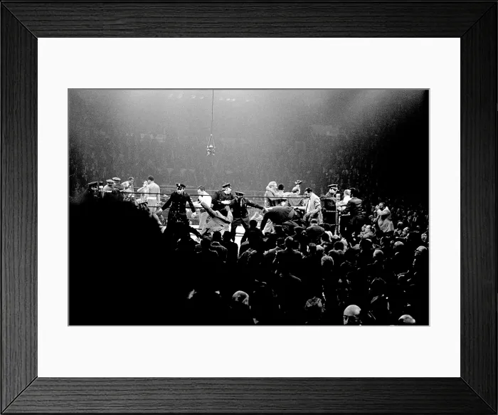 Framed Print : Muhammed Ali vs Joe Frazier Framed Print : Muhammed Ali vs Joe Frazier