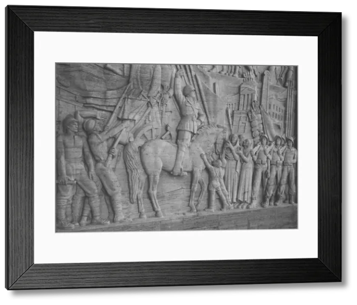 Framed Print : Mussolini, haut-relief