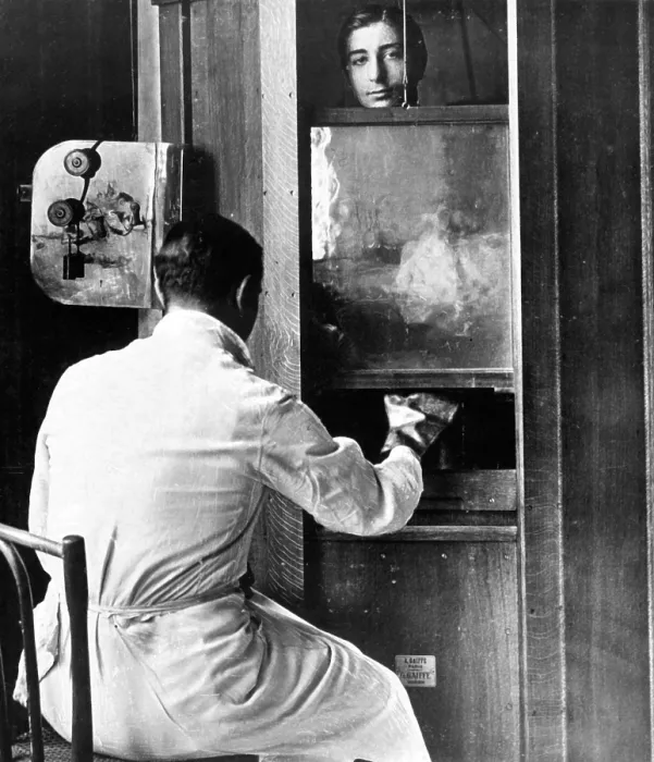 Framed Print : Early X-Ray Machine, 1914 Framed Print : Early X-Ray Machine, 1914