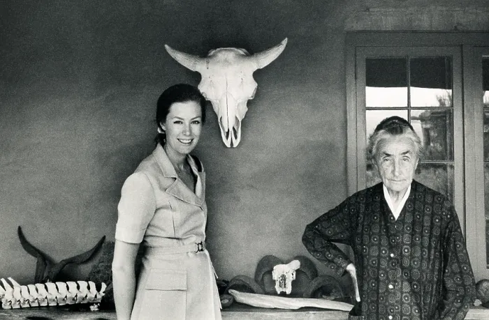 Framed Print : Georgia O'Keeffe with Judith Searle, 1971 Framed Print : Georgia O'Keeffe with Judith Searle, 1971