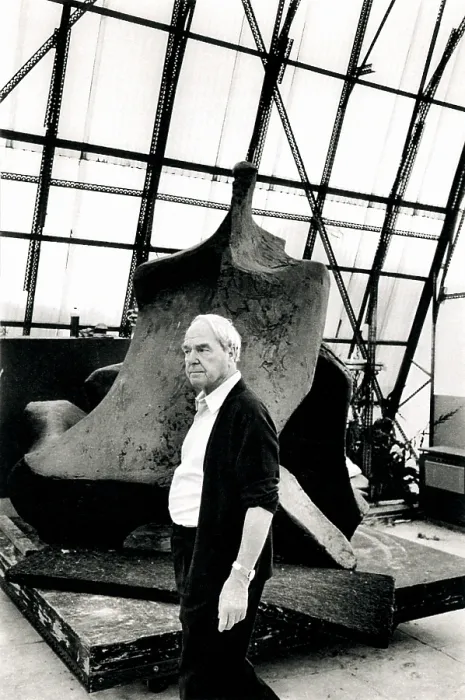 Framed Print : Henry Moore with His Sculpture, 1970 Framed Print : Henry Moore with His Sculpture, 1970