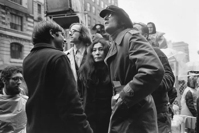Framed Print : John Lennon and Yoko Ono, 1972 Framed Print : John Lennon and Yoko Ono, 1972