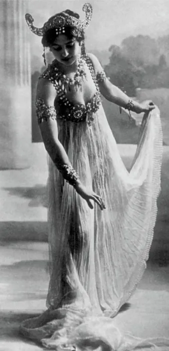 Framed Print : Mata Hari, Dutch Exotic Dancer and Courtesan Framed Print : Mata Hari, Dutch Exotic Dancer and Courtesan