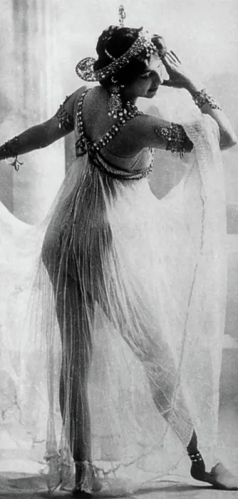 Framed Print : Mata Hari, Dutch Exotic Dancer and Courtesan Framed Print : Mata Hari, Dutch Exotic Dancer and Courtesan