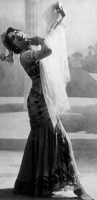 Framed Print : Mata Hari, Dutch Exotic Dancer and Courtesan Framed Print : Mata Hari, Dutch Exotic Dancer and Courtesan