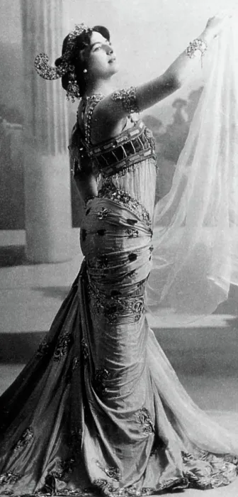 Framed Print : Mata Hari, Dutch Exotic Dancer and Courtesan Framed Print : Mata Hari, Dutch Exotic Dancer and Courtesan