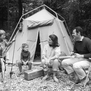 Vintage Nostalgia Prints: Retro Families